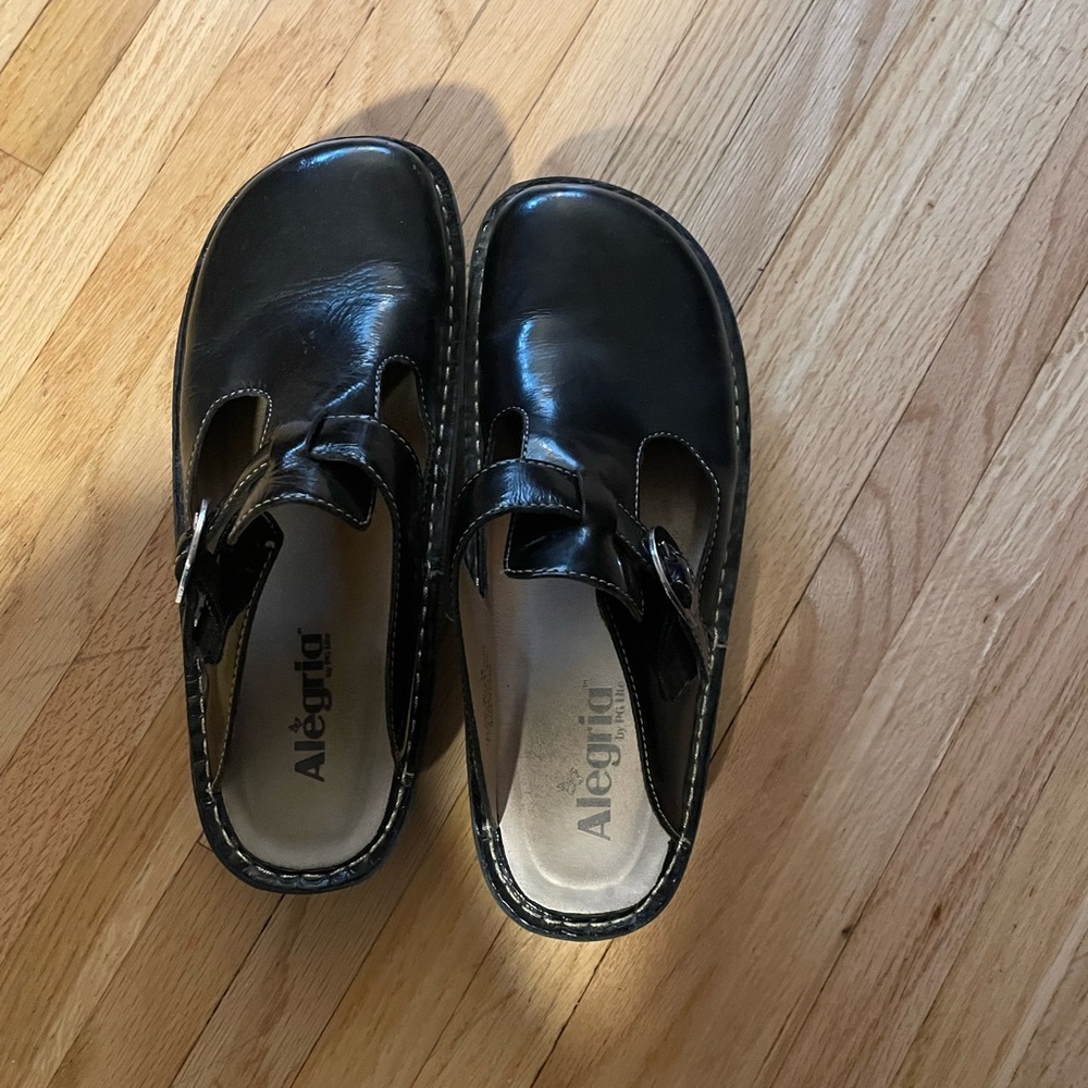 Algeria black patent slides size 38 (I normally wear size 8 1/2 in Nike runners)